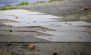Ein genauer Blick auf die Stelle zeigt: Gerade liegen die Pflastersteine nicht. Wer die Füße nicht richtig hebt, kann schnell stolpern und stürzen. - Moritz Trinsch