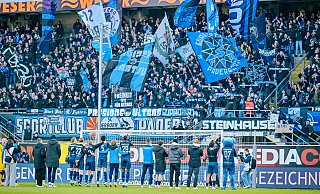 Die Mannschaft des SC Paderborn 07 jubelt nach dem 2:0-Sieg über den Hamburger SV mit den eigenen Fans. - Besim Mazhiqi