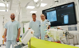 Oberarzt Lasha Gortamashvili (von links), Chefarzt Dr. Jens Völker und Oberarzt Dr. Aurel Laurentiu Iosif im neuen Herzkatheterlabor im Lukas-Krankenhaus Bünde. - Gerald Dunkel