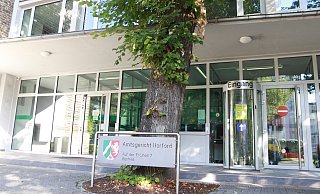 Ein 36-jähriger Ex-Banker aus Herford ist vom Schöffengericht zu einer Bewährungsstrafe von zwei Jahren verurteilt worden. - Claus Frickemeier