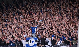 Die Arminia-Fans zelebrieren das Erstrundenspiel gegen Werder Bremen in der Schüco-Arena. - Teresa Kroeger