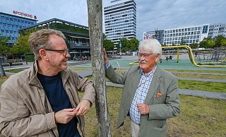 Im letzten Sommergespräch dieser Saison diskutiert Elmar Brok (r.) mit NW-Redakteur Stefan Brams über Bielefeld. - Andreas Zobe