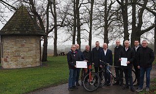 An der Hove-Kapelle zwischen Abtei und Münsterbrock, dem Startpunkt des neuen Radwegs, stehen Klaus Hasenbein (Bauamt Marienmünster; v. l.), Jochen Heering (Bauamt Schieder-Schwalenberg), Karl-Heinz Huneke, Jörg Bierwirth, Ulrich Tilly, Stefan Niemann, Josef Suermann, Elmar Meyer (Allgemeiner Vertreter Marienmünster) und Roland Hoppe. - Josef Köhne