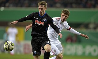 Im Februar 2018 duellierten sich SCP-Akteur Sebastian Schonlau (l.) und Bayern-Star Thomas Müller im DFB-Pokal-Viertelfinale. Nun sind beide Teamkollegen in Vancouver. - Picture Alliance