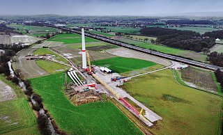 In den vergangenen Tagen wurden zwischen Else und A30 die ersten Segmente des Unterbaus mit dem Kran aufgestellt. Links liegen die drei fast 82 Meter langen Rotorblätter. - Gerald Dunkel