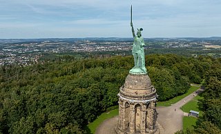 Blick auf das Hermannsdenkmal, Deutschlands größte Statue, in den Höhen des Teutoburger Waldes. - picture alliance/dpa