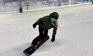 Die 300 Meter lange und 100 Meter breite Piste im Alpenpark Neuss bietet genug Platz für Skifahrer, Snowboarder oder Rodler. - Jenny Westhues