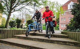 Beim Thema Radwege spalten sich in Herford die Geister: Die einen fordern einen Ausbau, die anderen wollen weniger Radwege. Klar ist: Viele Radwege sind in einem schlechten Zustand, wie kurz vor der Einfahrt in die Innenstadt. Hier tauchen plötzlich Stufen auf, der eigentliche Radweg ist durch einen Busch nur schwer sichtbar, sagen die Experten vom ADFC. - Moritz Trinsch