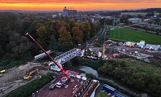 Am Freitagabend war die Brücke an ihrer Endposition und wurde über mehrere Stunden um etwa 25 Zentimeter abgesenkt. - Gerald Dunkel