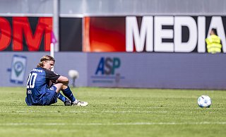 Paderborns Felix Götze ist enttäuscht nach dem Schlusspfiff. Auch er konnte das späte 1:1 der Elversberger nicht verhindern. - picture alliance/dpa