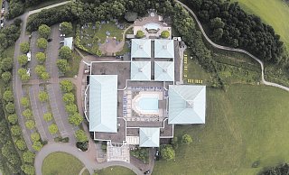 Blick von oben: Verwaltung und Politik möchten, dass neben der Driburg Therme ein Hotel entsteht. Ein Investor hat konkrete Pläne und bekommt nun das Geld für die Umsetzung. - Driburg Therme