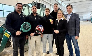 Bobby Birol (v.l.), Christopher Laugwitz und Simon Nolte betreiben gemeinsam mit Christian Miele künftig den Motions Rackets Club Marienfeld. Annette und Hermann Kuhre vermieten dafür die Halle ihres früheren Betonfertigteilwerks. - Robert Becker
