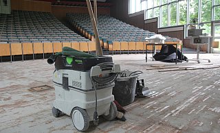 Nach dem Unwetter im Juni wird das beschädigte Parkett erneuert. - Universität Paderborn (Archivfoto) Nach dem Unwetter im Juni wird das beschädigte Parkett erneuert. - Universität Paderborn (Archivfoto)