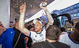 Louis Oppie kämpft sich durch die Menschenmenge zum "Cafe Europa", wo die Arminia-Aufstiegsparty stattfindet. - Andreas Zobe
