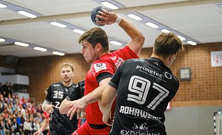 Altenhagen-Heepens Siegtorschütze Manuel Hörr setzt sich hier gegen den Vinnhorster Renke Rohrweber durch. - Andreas Zobe