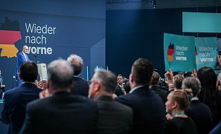 Die Delegierten beim Bundesparteitag der CDU stehen geschlossen hinter dem Kanzlerkandidaten Friedrich Merz. - picture alliance/dpa