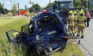 Bei einem Verkehrunfall im Kreuzungsbebereich Borchener und Paderborner Straße kollidierten ein Sattelzug und VW-Transporter. - Ralph Meyer