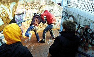 Sie haben Frust, persönliche Probleme und Familienmitglieder eignen sich auch nicht als Vorbilder. Für manche Intensivtäter ist Gewalt ihre einzige Lösung. - Symbolfoto: Photoshot