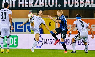 8. November 2022: Am 16. Spieltag der Zweitligasaison 2022/23 stehen sich der SC Paderborn und Arminia Bielefeld im Stadion des SCP gegenüber. Von den Protagonisten auf dem Foto ist keiner mehr für einen der beide Klubs aktiv. Von links: Andres Andrade (heute Linzer ASK), Ivan Lepinjica (Sabah FK/Aserbaidschan), Felix Platte (vereinslos) und Guilherme Ramos (Hamburger SV). - Besim Mazhiqi 8. November 2022: Am 16. Spieltag der Zweitligasaison 2022/23 stehen sich der SC Paderborn und Arminia Bielefeld im Stadion des SCP gegenüber. Von den Protagonisten auf dem Foto ist keiner mehr für einen der beide Klubs aktiv. Von links: Andres Andrade (heute Linzer ASK), Ivan Lepinjica (Sabah FK/Aserbaidschan), Felix Platte (vereinslos) und Guilherme Ramos (Hamburger SV). - Besim Mazhiqi