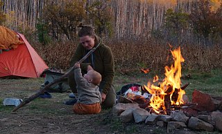 Herrliche Natur - und die Pries aus Kirchlengern mittendrin. Hier gab es ein abendliches Lagerfeuer vor dem Espenwald in Colorados Bergen. Für den kleinen Tomte sind solche Erlebnisse mittlerweile schon ganz normal. - Fivebags.de