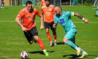 SC Bielefelds Dreifach-Torschütze Volkan Ünal (r.) war in vielen Szenen zu schnell für die Altenhagener. Auch in dieser Szene können Emir Tumbull (links) und Samir Elias nicht entscheidend eingreifen. - Andreas Zobe SC Bielefelds Dreifach-Torschütze Volkan Ünal (r.) war in vielen Szenen zu schnell für die Altenhagener. Auch in dieser Szene können Emir Tumbull (links) und Samir Elias nicht entscheidend eingreifen. - Andreas Zobe