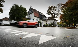 Sogenannte „Haifischzähne“ an der Kreuzung Steinmeisterstraße/Hindenburgstraße/Friedrichstraße haben nach Auffassung der Unfallkommission die Unfallgefahr an dieser Stelle gesenkt. - Gerald Dunkel