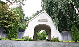 Auf dem Waldfriedhof in Schloß Neuhaus soll laut Vorschlag der Stadt nicht nur der Samstag als Bestattungstag wegfallen, auch die Zeiten am Freitagnachmittag sollen gekürzt werden. - Rajkumar Mukherjee