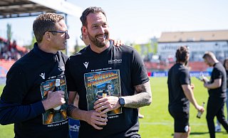 Am 11. Mai dieses Jahres feierten Trainer Mitch Kniat (r.) und Sport-Geschäftsführer Michael Mutzel mit Arminia Bielefeld in Unterhaching den Aufstieg in die 2. Liga. - Teresa Kroeger/RHR-FOTO