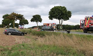 Bei einem schweren Unfall auf der B68 bei Lichtenau-Kleinenberg sind am Montagnachmittag zwei Autos frontal zusammengestoßen. - Marc Schröder