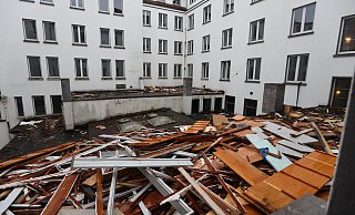 Im Februar 2023 führte Manuel Ersay durch den entrümpelten Königshof. Dabei wird das Ausmaß des Gebäudekomplexes deutlich. - Nicole Sielermann