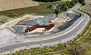 Noch liegt die Baustelle an der Milser Straße brach. Eine neue Baufirma soll nach erfolgter Ausschreibung die Arbeiten fortführen. - Stefan Gerold