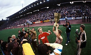 Berlin? Das ist doch nicht Berlin! 1984 holte der FC Bayern München, hier Michael Rummenigge mit der Trophäe neben seinem Bruder Karl-Heinz, den Pott im Frankfurter Waldstadion. - imago/Pressefoto Baumann