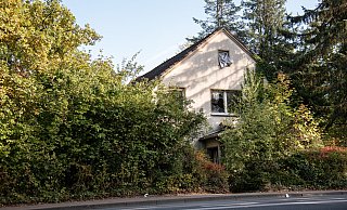Das baufällige Haus in Bielefeld steht zum Verkauf. Die Bezirksvertretung plant eine Mobilitätsstation auf dem Gelände und spricht von einem "Filetstück". - Felix Brenneke