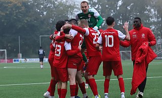 Spätes Glück: Das Team des FC RW Kirchlengern bejubelt die Siegtore in der Nachspielzeit. Auch Keeper Finn-Luis Patzek (oben) ist aus seinem Tor über den Platz geeilt. - Niklas Gessat