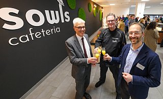 Uni-Kanzler Stephan Becker, Küchenchef Michael Walter und Achim Landgraf, Geschäftsführer des Studierendenwerks (v. l.) bei der Eröffnung der neuen Cafeteria. - Andreas Zobe