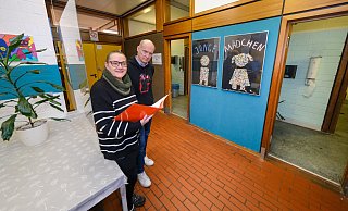 Freundlicher Empfang: Sonja Hädrich und Schulleiter Torsten Schätz im Eingangsberich der „Betreuten Toilette“ der Martin-Niemöller-Gesamtschule in Bielefeld. - Andreas Zobe