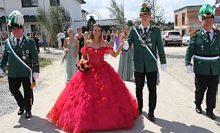 Marvin Zumdick und Lebenspartnerin Lena Hermes haben viel Spaß als Königspaar in Steinhausen. - Johannes Büttner