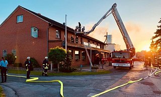 Die Feuerwehr löschte den Brand von einem Teleskopmast aus. - Feuerwehr Hille/Luis Rothe