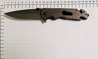 Die Bundespolizei stellte dieses Einhandmesser sicher. Damit soll ein Mann Fahrgäste in einem Regionalzug zwischen Kassel und Altenbeken bedroht haben. - Bundespolizei