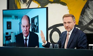Bundesfinanzminister Christian Lindner (FDP) und Bundeskanzler Olaf Scholz (SPD) sprechen in Berlin über die Ampel-Pläne zur Energiekrise. - Kay Nietfeld/dpa