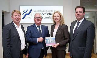 Carsten Heil (stellvertretender NW-Chefredakteur), Dirk Baldus (stellvertretender Chefredakteur Die Glocke), Professor Dr. Astrid Kruse(FHM-Dekanin Fachbereich Medien), Martin Teschke (Chef vom Dienst LZ). - Fachhochschule des Mittelstands