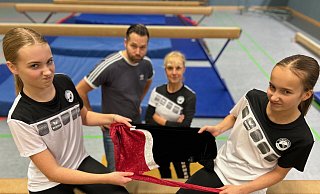 Weil die Wettkampfanzüge der Friedrichsdorfer Turnerinnen um Sienna Burger (links) und Johanna Kleeberg zwischen 18 und 20 Jahre alt sind, haben ihre Eltern eine Spendenkampagne für neue Outfits organisiert. - Christian Bröder