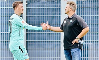 SCP-Coach Lukas Kwasniok klatscht nach dem Testspiel gegen Wuppertal mit seinem Neuzugang Max Kruse ab. - Besim Mazhiqi