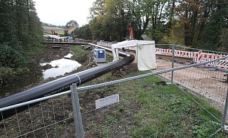 Tiefbau: Mit der neuen Brücke für den Nagelsback kommt auch eine neue - gut 5 Mteer versetzte - Gasleitung. Die liegt schon, muss aber noch angeschlossen und in der Erde versenkt werden. - Peter Steinert