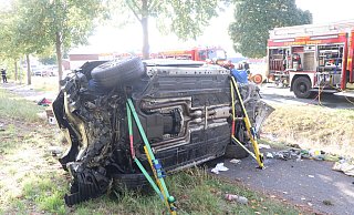 Ein 54 Jahre alter Mann kam bei diesem Unfall in Spenge im September 2022 ums Leben, als sein Wagen gegen einn Baum prallte und sich überschlug. - Ekkehard Wind