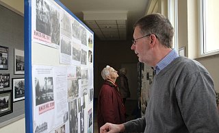 Andreas Bremermann hat sich in die Ausstellung vertieft - Klaus Frensing