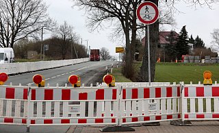 Die Mindener Straße ist schon vor dem Herforder Ortsausgang in Richtung Bad Oeynhausen gesperrt. - Frank-Michael Kiel-Steinkamp