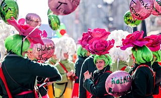 Einen Tag vor Rosenmontag ziehen traditionell die «Schull- und Veedelszöch» durch Köln. - Oliver Berg/dpa