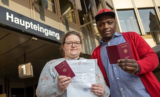 Heulend sei sie jetzt aus dem Standesamt gelaufen, berichtet Nadine Dors. - Oliver Krato