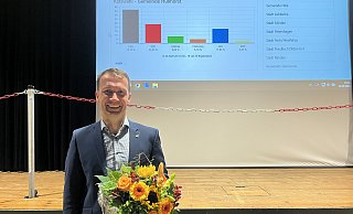 Der Sieger des Abends: Michael Kasche (CDU) wurde mit 50,83 Prozent erneut zum Bürgermeister für Hüllhorst gewählt. Für seine zweite Amtszeit erreichte er die absolute Mehrheit im ersten Wahlgang. - Amelie Halstenberg